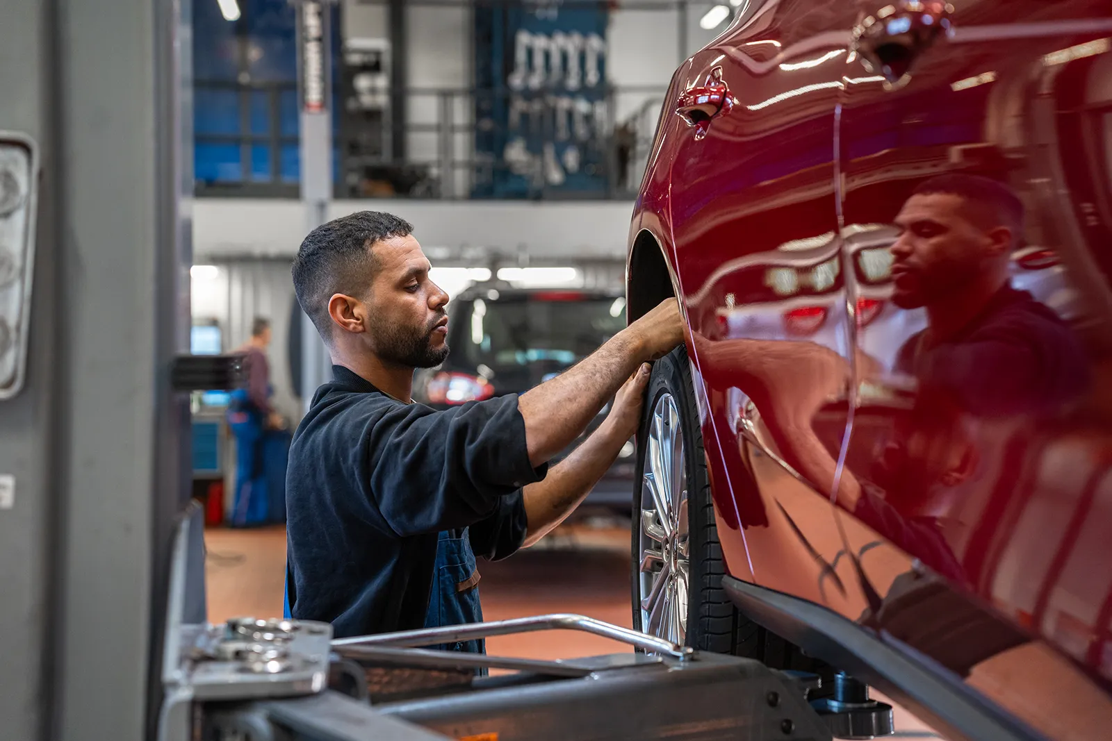 auto-bayer-service-werkstatt-mitarbeiter-wechsel-raeder-01